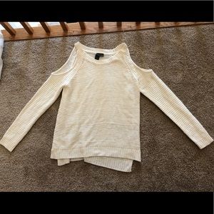 Quinn shoulder slit sweater (M)